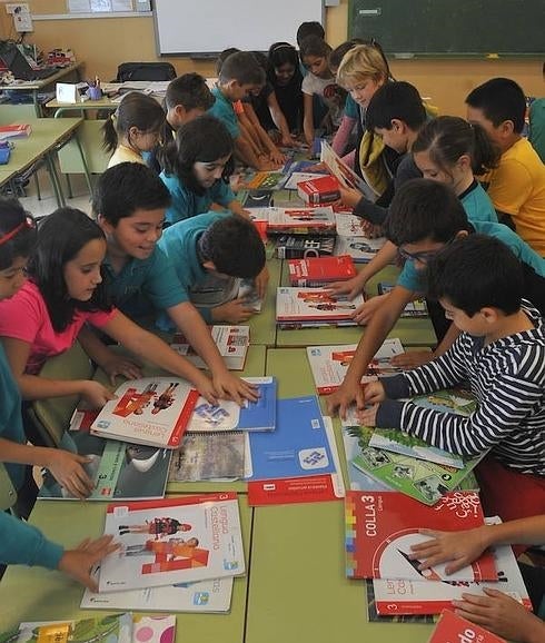 El retraso en dar las ayudas lleva a familias a barajar la insumisión y no devolver los libros