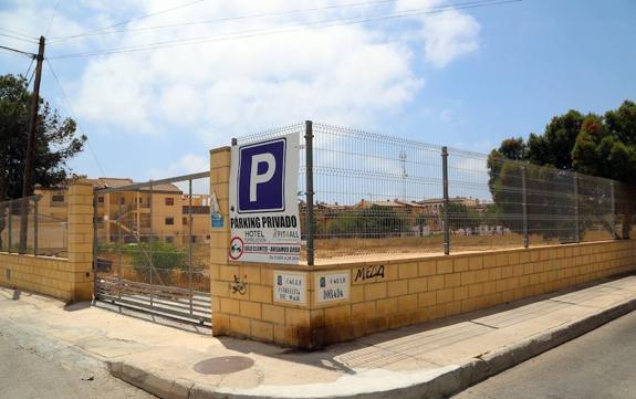 El Consistorio recupera un solar público que usaba un hotel para aparcamiento