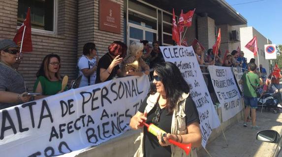 Cacerolada en la Residencia de la Tercera Edad en protesta por el «deterioro» asistencial
