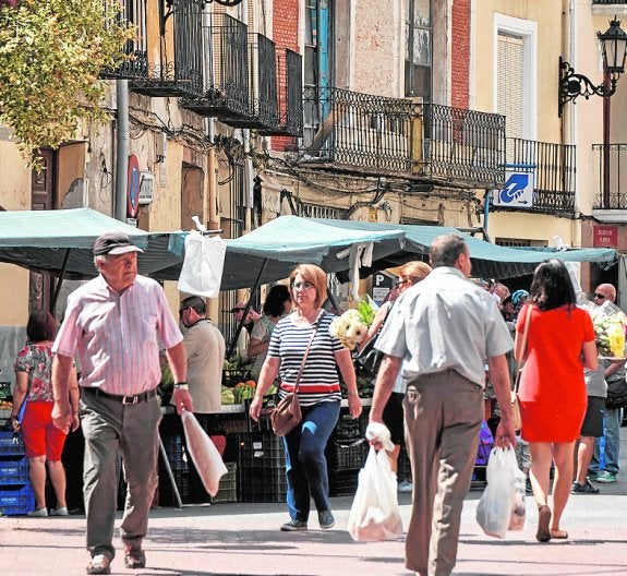 El PSOE denuncia que la adjudicación de vacantes en mercados está parada