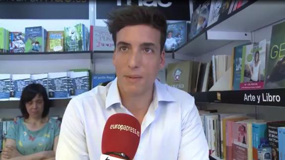 Xuso Jones firma ejemplares de su última novela en la Feria del Libro de Madrid