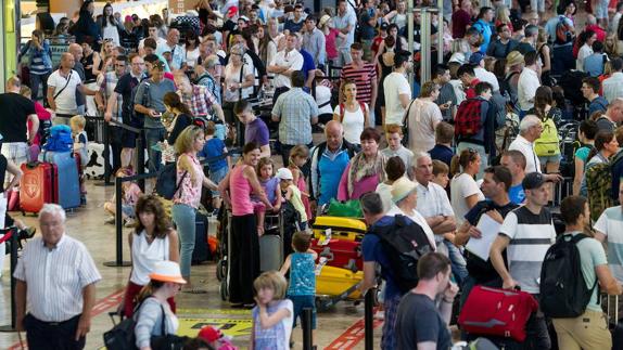 El aeropuerto de El Altet recibe más de 4 millones de pasajeros en 2016