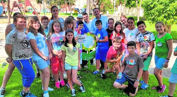 El colegio Antonio Díaz de Los Garres planta flores contra las cacas de perros