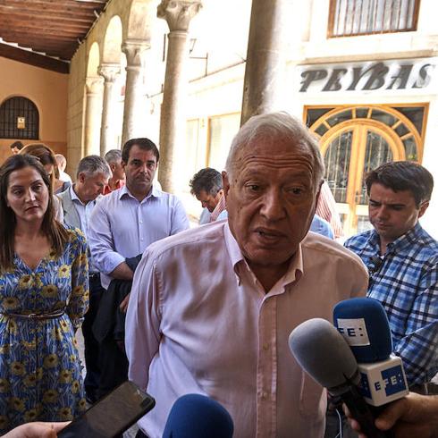 Margallo se compromete a «pelear» por una ayuda nominativa para el Misteri