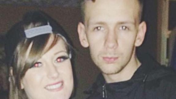 Una joven se hace una foto con su amigo fallecido en la funeraria y la publica en Facebook