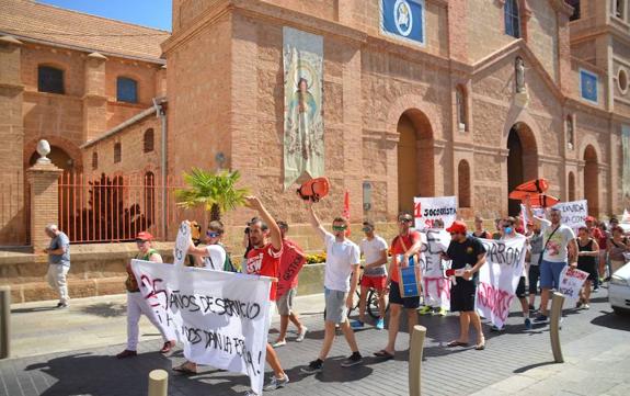 Los socorristas de las playas de Cruz Roja protestan por haber perdido la contrata