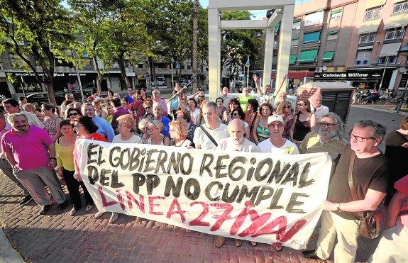 Indignación en la Costera Sur por no tener bus a La Arrixaca