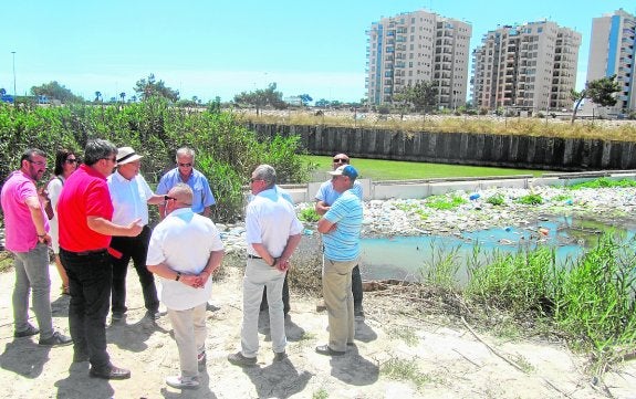 El Consell sancionará a quien vierta residuos cerca de la desembocadura