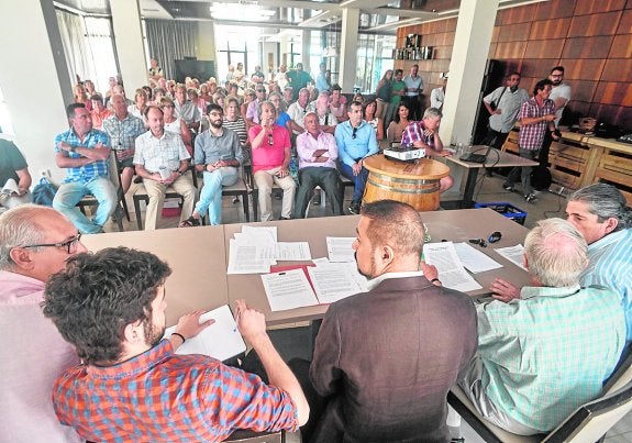 Claro debate sobre el vertedero del Pilar cuya combustión afecta a la costa