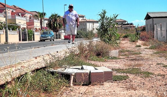 Vecinos del litoral critican que el carril bici impide el acceso a sus viviendas