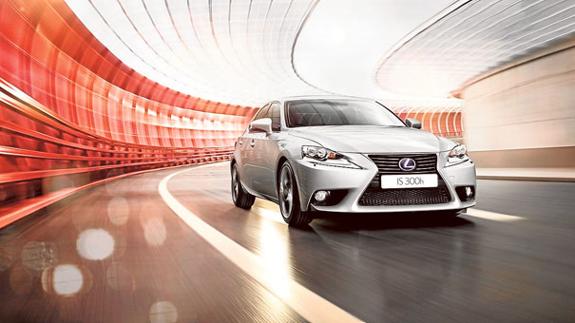 Lexus IS 300h, la berlina deportiva híbrida premium de referencia