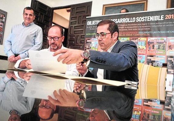 El Ayuntamiento firma un compromiso para luchar contra el cambio climático