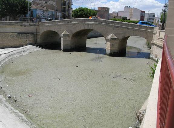 Rojales estudia el uso del lodo que aflora del río como abono para el campo
