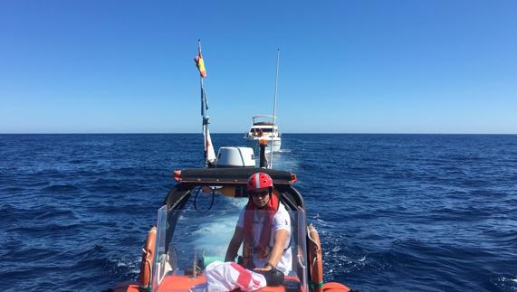 Cruz Roja remolca un barco a la deriva en Altea con dos personas a bordo