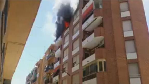 Un incendio calcina una vivienda en Jijona