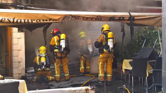 Un incendio destruye una pizzería en Elche junto al Centro de Congresos