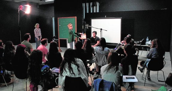 Talleres de teatro, circo y formación vocal ocuparán el Párraga en julio