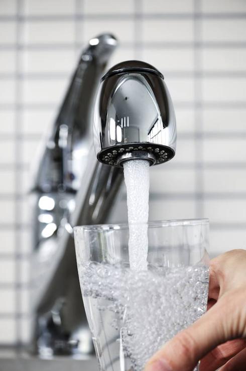 Salud Pública prohíbe beber agua del grifo en el Hospital de La Vila al «no ser apta»