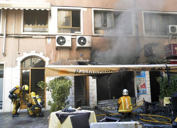 Un incendio calcina una pizzería en el centro y afecta a toda la manzana