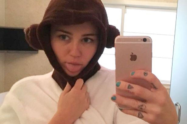 Miley Cyrus se quita el anillo de compromiso de Liam Hemsworth
