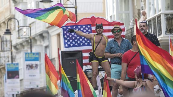 Las banderas arcoíris y de Estados Unidos se hermanan en Cartagena