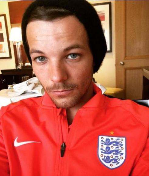 Louis Tomlinson, de One Direction le roba el móvil a un paparazzi