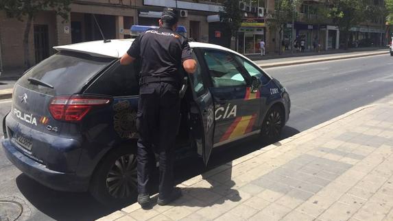 Dos detenidos por arrastrar a una señora por el suelo para robarle el bolso