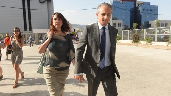 La hija de Valcárcel atribuye a su boda los más de 120.000 euros ingresados en sus cuentas