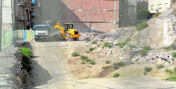 Sacan diez camiones de maleza y escombros de la Morería Baja