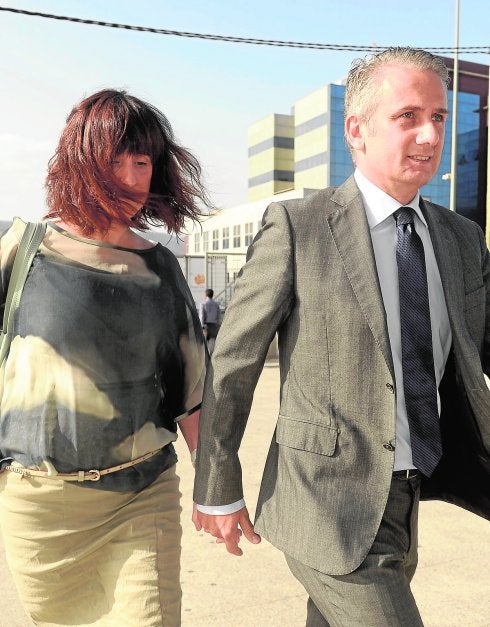 La hija de Valcárcel dice que 123.070 euros de una cuenta salieron de regalos de boda