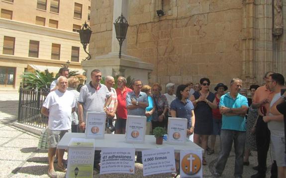 Defensores de la Cruz de los Caídos entregan 5.000 firmas en su apoyo