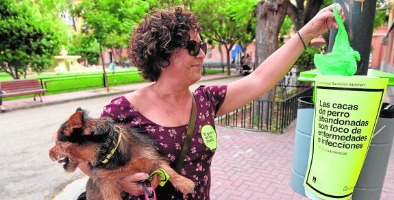 Carteles contra las cacas de los perros en Vistabella