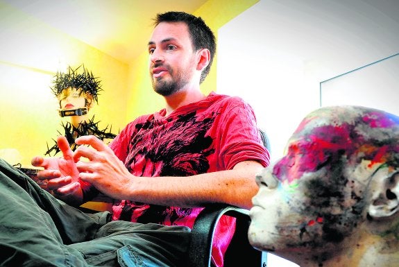 El artesano mileurista que fascina a las divas de la música