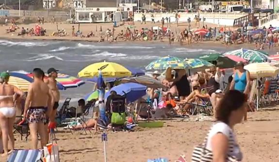 El viento complica la situación en las playas de Torrevieja por la falta de socorristas