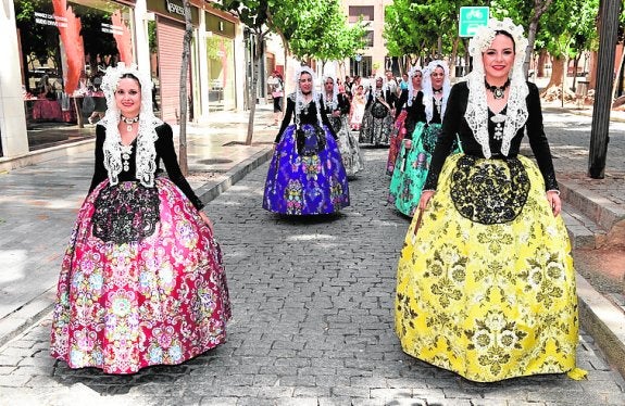 Elda deslumbra con sus falleras