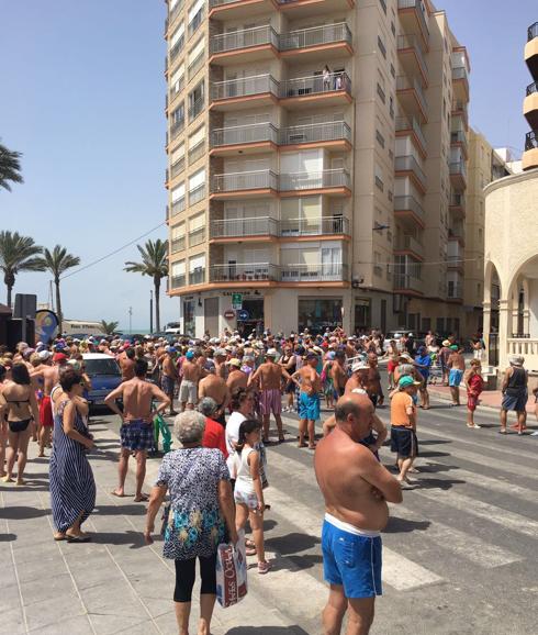 Un grupo de bañistas se manifiestan en la Playa del Cura por la falta de socorristas