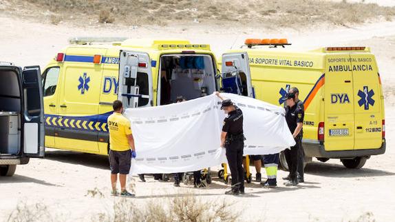 Un hombre muere ahogado en la playa de El Altet cuando ondeaba la bandera roja