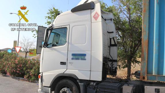 Recuperan un tráiler robado con 8.500 cajas de zapatos en el remolque