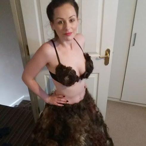 Una mujer se hace viral por un vestido hecho a base de vello púbico de donantes
