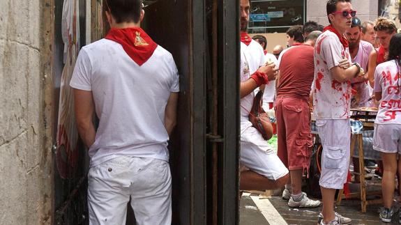 San Fermín: Pamplona aplicará un ingenioso método para evitar los orines en la calle