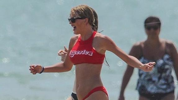 Taylor Swift se opera el pecho y cambia de novio