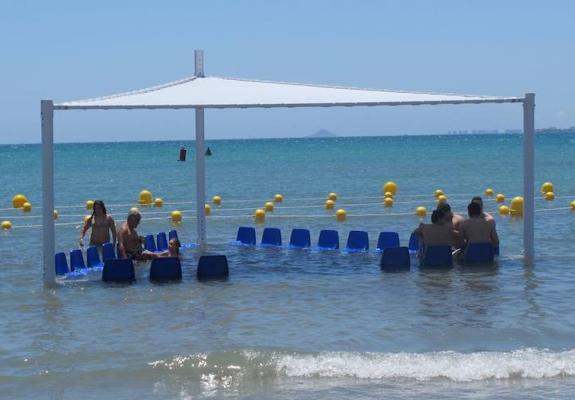 Las banderas azules ondean ya en el litoral pilareño