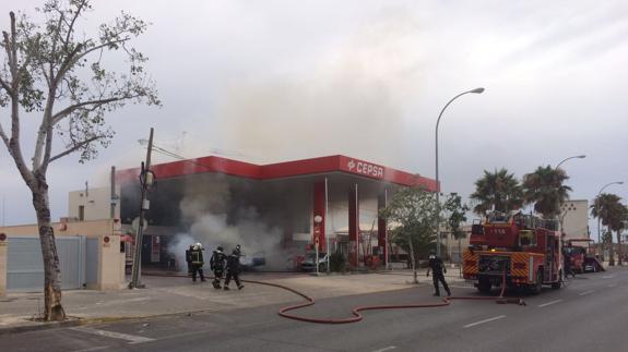 Arde un vehículo en una gasolinera de Alicante