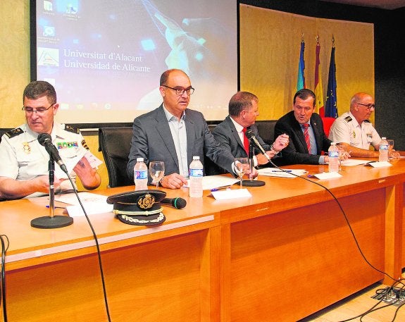 300 alumnos en el curso de la Policía y la UA