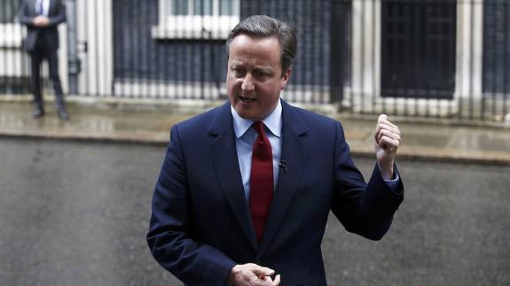 David Cameron se despide de Downing Street tarareando