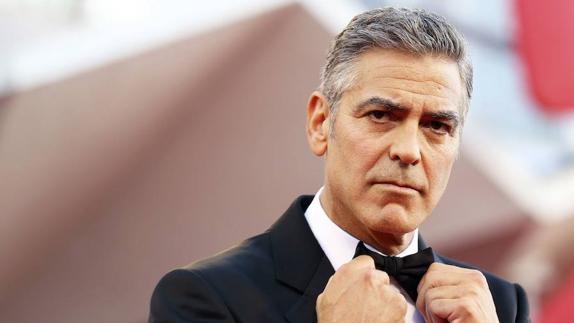 A Clooney se la arman con su peluquero