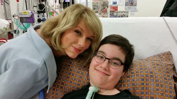 Taylor Swift se separa de Tom Hiddleston para visitar a fans enfermos de cáncer