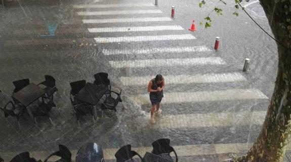 Primeras inundaciones por las tormentas en la Comunitat