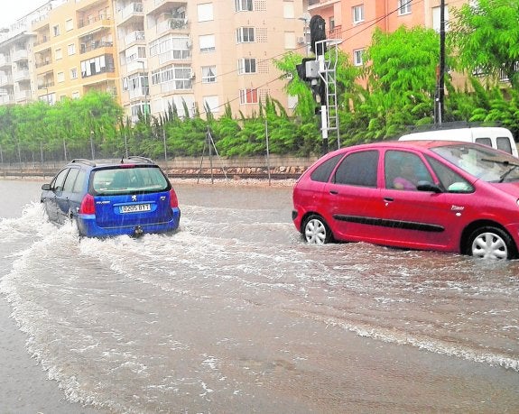 Una tormenta inunda Dénia y obliga a cerrar playas en Calpe por derrumbes