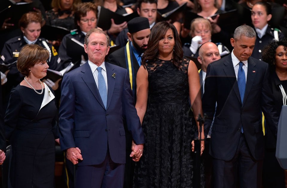 El polémico baile de Bush en el acto memorial por las víctimas de Dallas